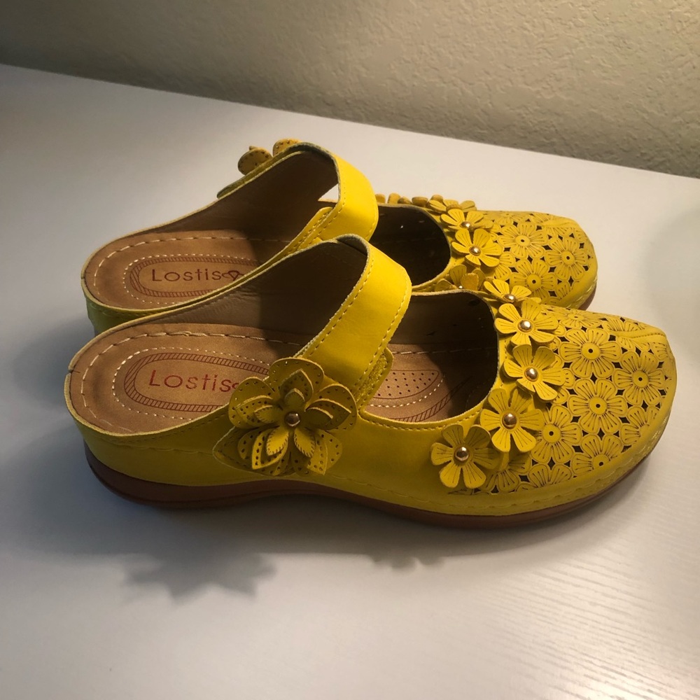 LOSTISY Flower Vintage Closed Toe Clogs - 9